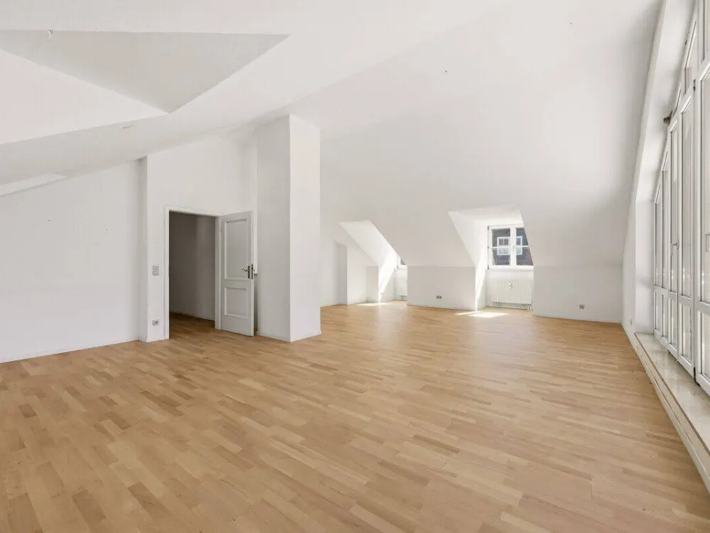 Lichtdurchflutete Dachgeschosswohnung in ruhiger Lage mit großer Fensterfront & Dachterrasse