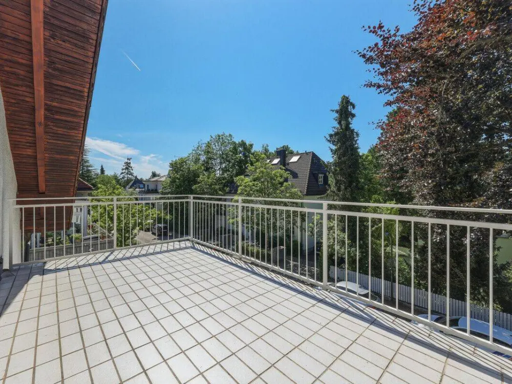 Lichtdurchflutete Dachgeschosswohnung in ruhiger Lage mit großer Fensterfront & Dachterrasse