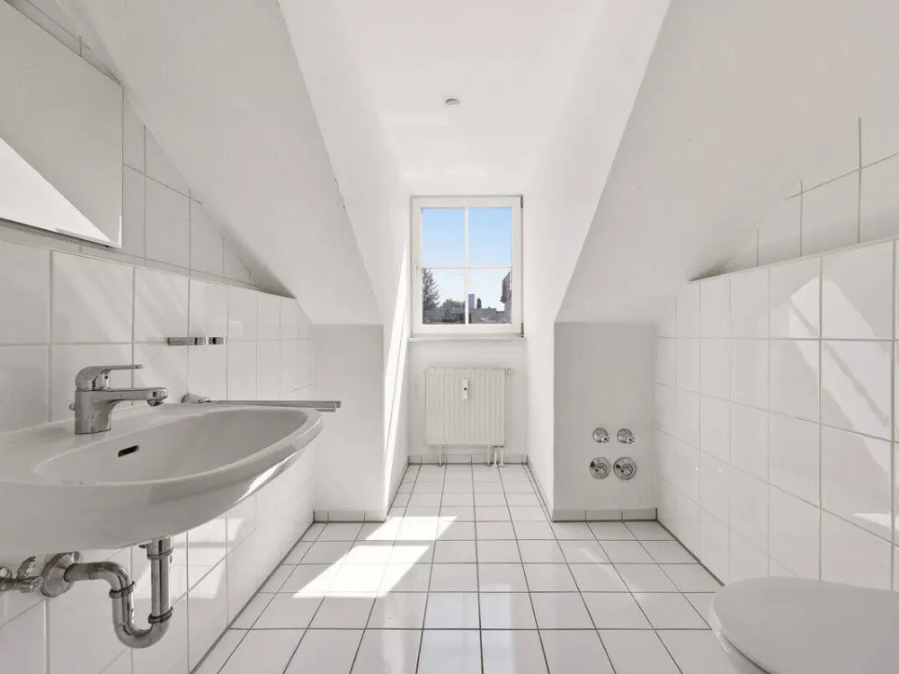 Lichtdurchflutete Dachgeschosswohnung in ruhiger Lage mit großer Fensterfront & Dachterrasse