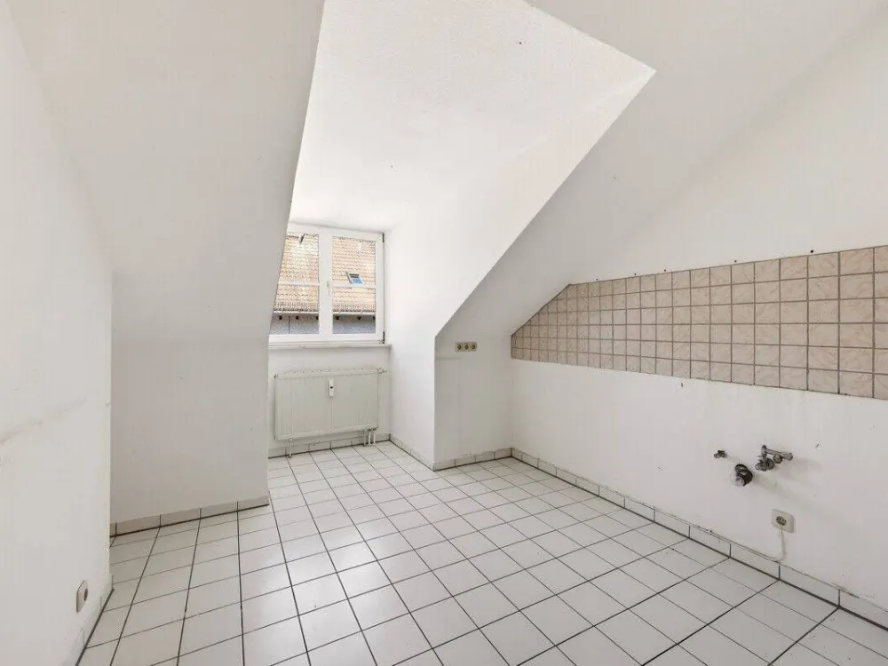 Lichtdurchflutete Dachgeschosswohnung in ruhiger Lage mit großer Fensterfront & Dachterrasse