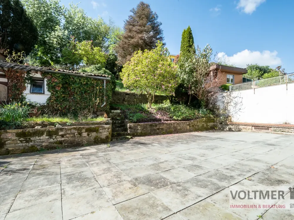 GERÄUMIG - helle 4-Zimmer-Wohnung mit Terrasse, Gartenanteil und Garage in Saarbrücken!