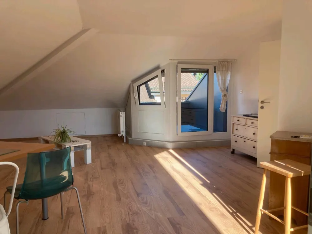 1 Zimmer Dachgeschosswohnung in Plieningen zu vermieten