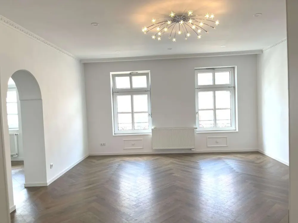 Stilaltbauwohnung mit großen, hohen Räumen und Einbauküche in der Fußgängerzone!