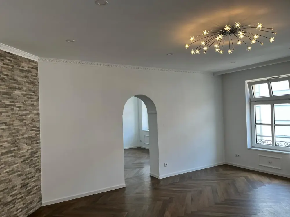 Stilaltbauwohnung mit großen, hohen Räumen und Einbauküche in der Fußgängerzone!