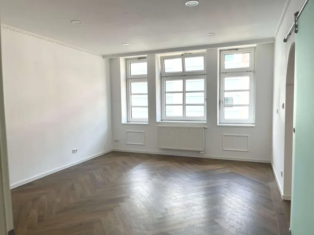 Stilaltbauwohnung mit großen, hohen Räumen und Einbauküche in der Fußgängerzone!