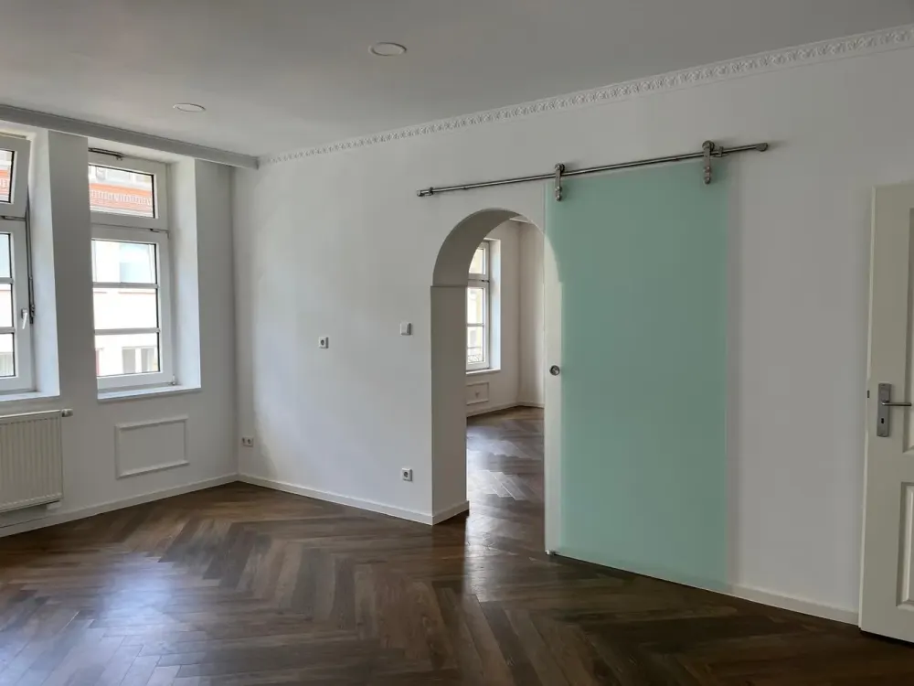 Stilaltbauwohnung mit großen, hohen Räumen und Einbauküche in der Fußgängerzone!