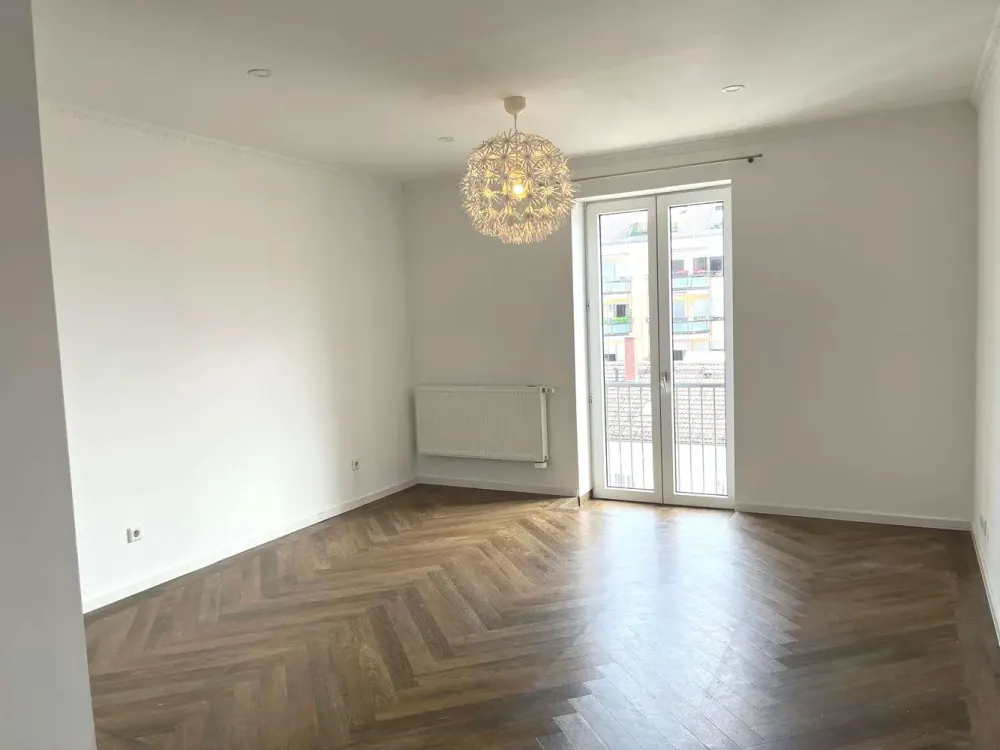 Stilaltbauwohnung mit großen, hohen Räumen und Einbauküche in der Fußgängerzone!
