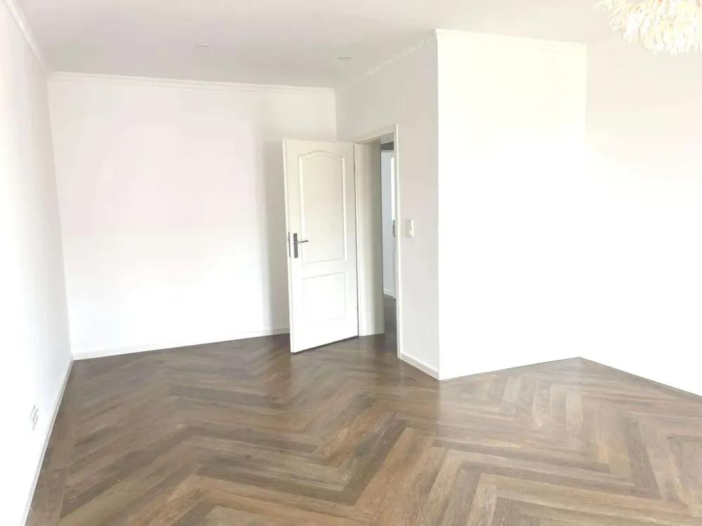 Stilaltbauwohnung mit großen, hohen Räumen und Einbauküche in der Fußgängerzone!