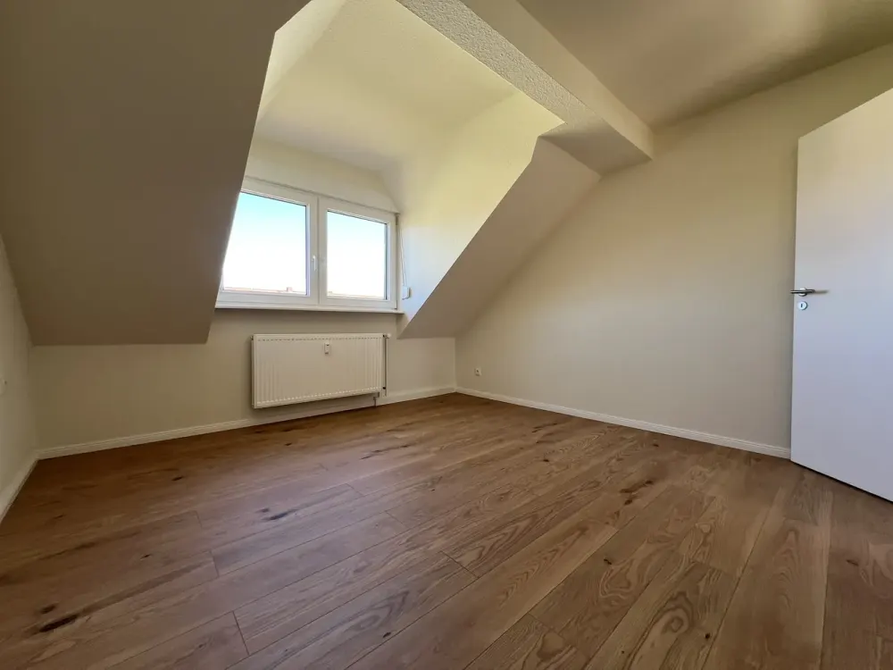 Frisch modernisiert! - Gemütliche 3-Raum-Wohnung mit EBK und PKW-Stellplatz!