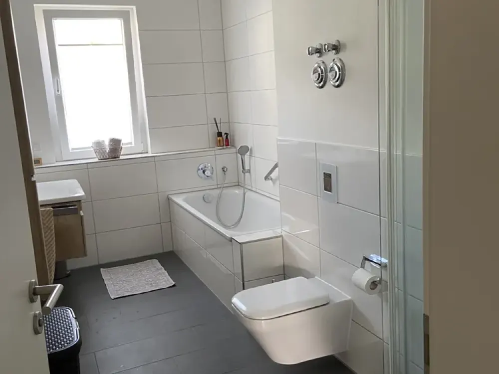 Stilvolle, neuwertige, teilmöbl. 3,5-Zimmer-Terrassenwohnung mit Einbauküche in Sulzbach