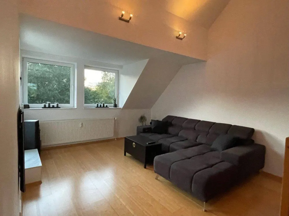 Helle voll möblierte Maisonette-Wohnung auf 2 Ebenen in ruhiger Lage in Hamburg-Eidelstedt