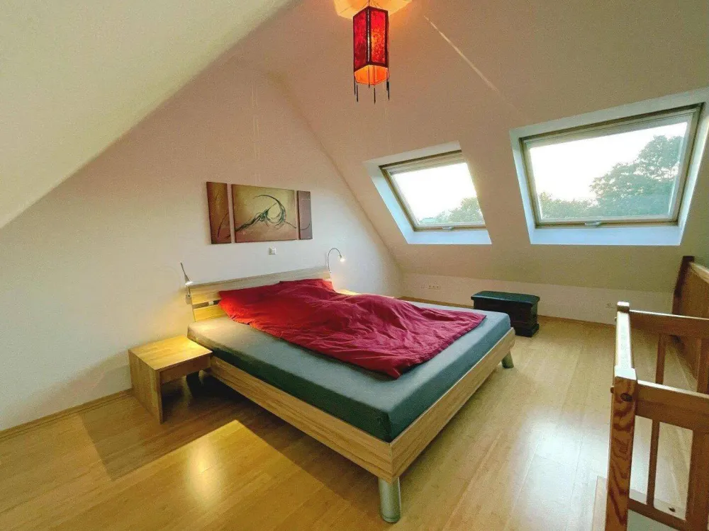 Helle voll möblierte Maisonette-Wohnung auf 2 Ebenen in ruhiger Lage in Hamburg-Eidelstedt