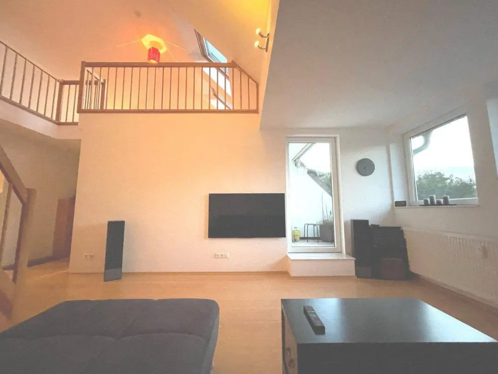 Helle voll möblierte Maisonette-Wohnung auf 2 Ebenen in ruhiger Lage in Hamburg-Eidelstedt
