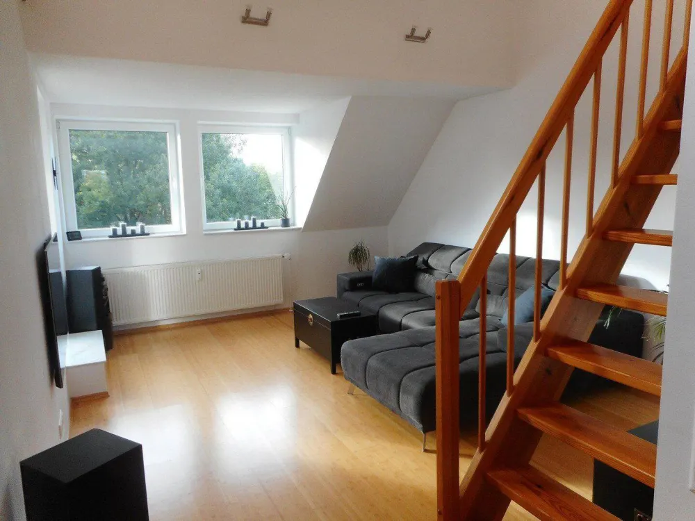 Helle voll möblierte Maisonette-Wohnung auf 2 Ebenen in ruhiger Lage in Hamburg-Eidelstedt