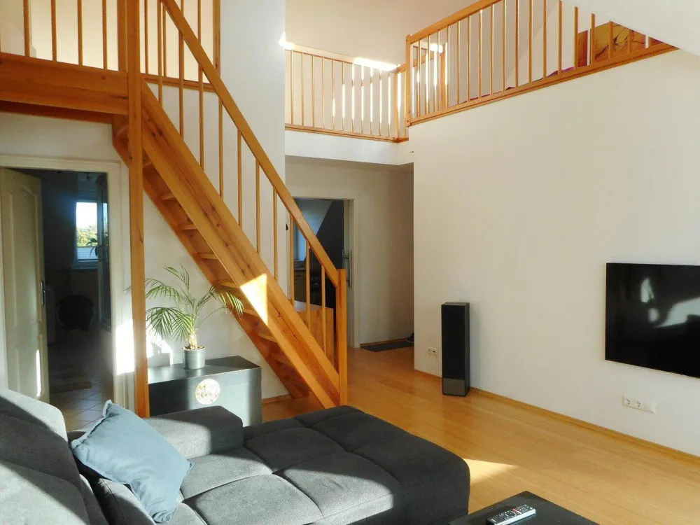 Helle voll möblierte Maisonette-Wohnung auf 2 Ebenen in ruhiger Lage in Hamburg-Eidelstedt