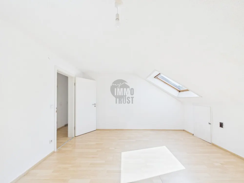 CHARMANTE DACHGESCHOSSWOHNUNG MIT ZWEI BALKONEN