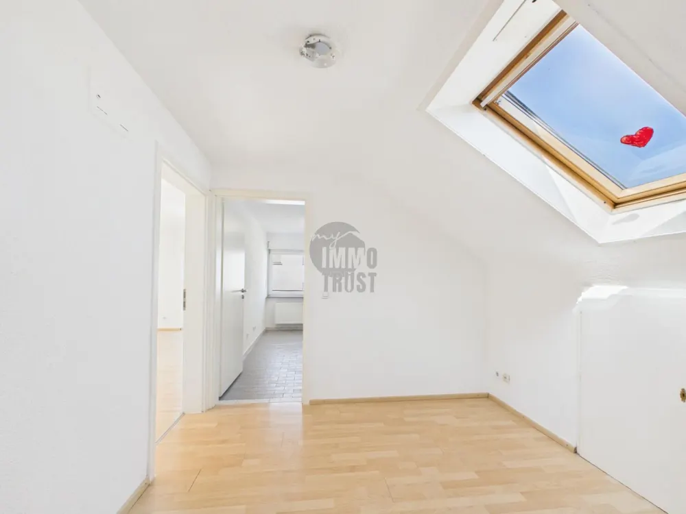 CHARMANTE DACHGESCHOSSWOHNUNG MIT ZWEI BALKONEN