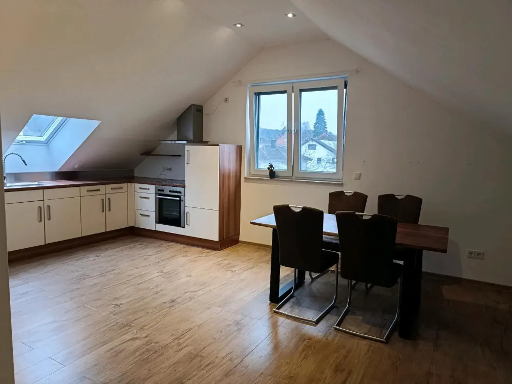 Dachgeschosswohnung, teilmöbliert
