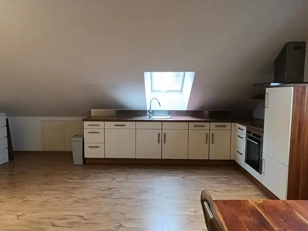 Dachgeschosswohnung, teilmöbliert