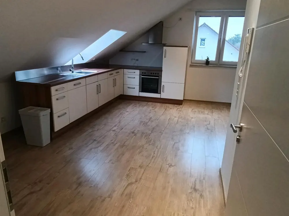 Dachgeschosswohnung, teilmöbliert