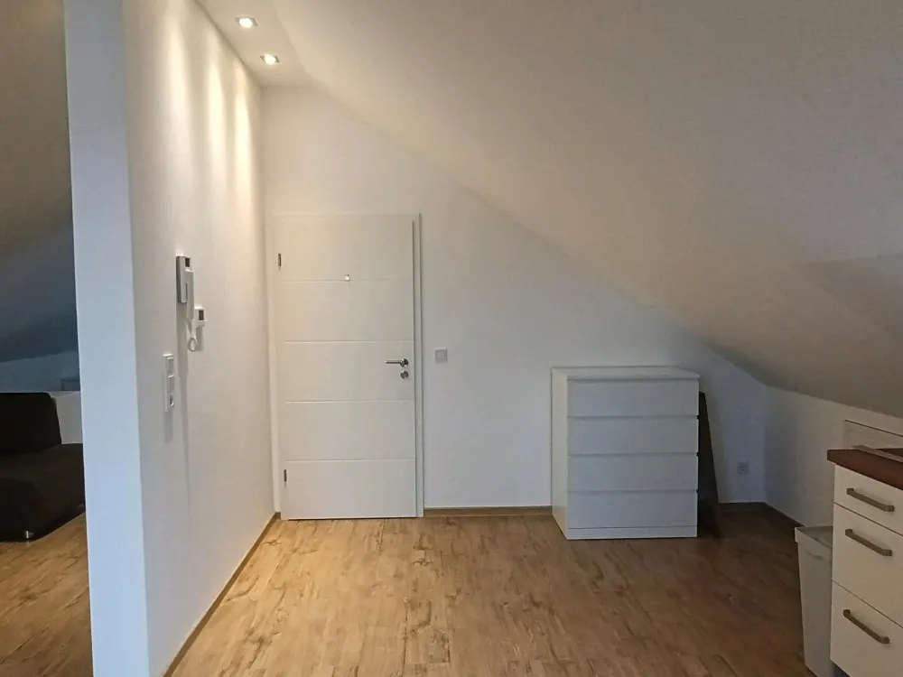 Dachgeschosswohnung, teilmöbliert