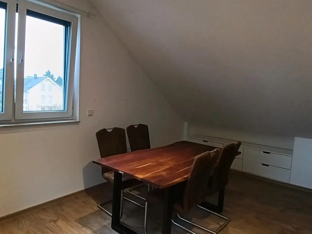 Dachgeschosswohnung, teilmöbliert