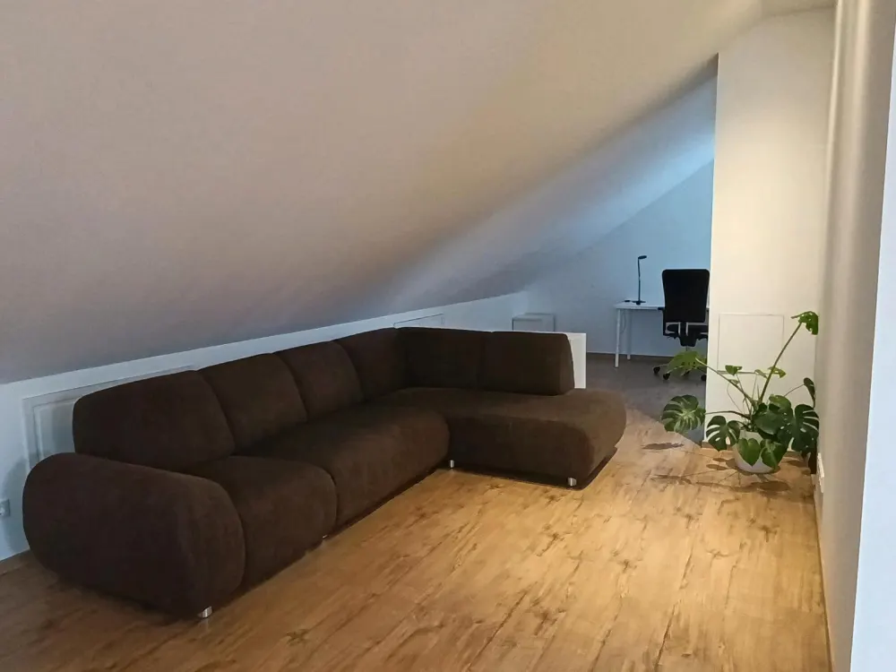 Dachgeschosswohnung, teilmöbliert