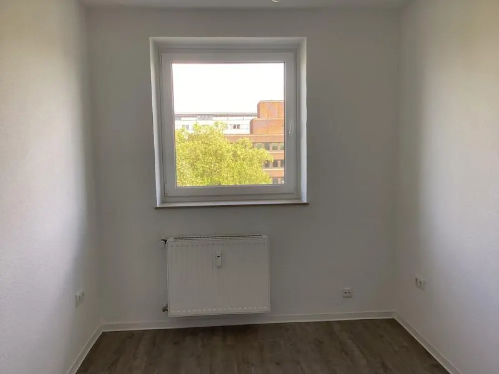 Frisch renovierte 3-Zimmer-Wohnung mit ca. 66 m² Wohnfläche und großzügigem XXL-Balkon, sofort bezugsfrei