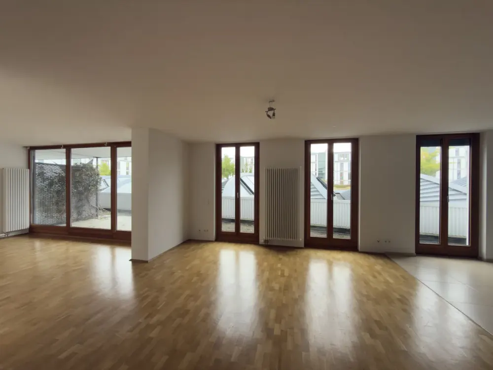 Riedberg: Helle 2-Zimmer-Penthousewohnung mit großer Terrasse