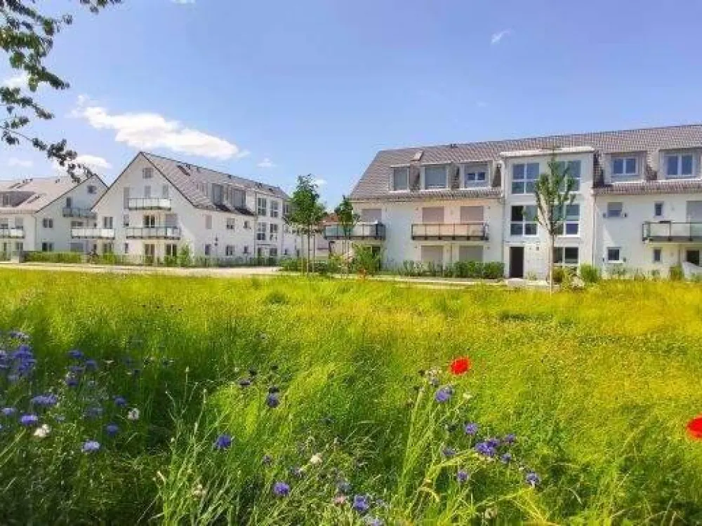 Beautiful Ground Floor Apartment with Small Private Garden: Apt 26: 2 Rooms plus Hobby Room and Branded Fitted Kitchen!