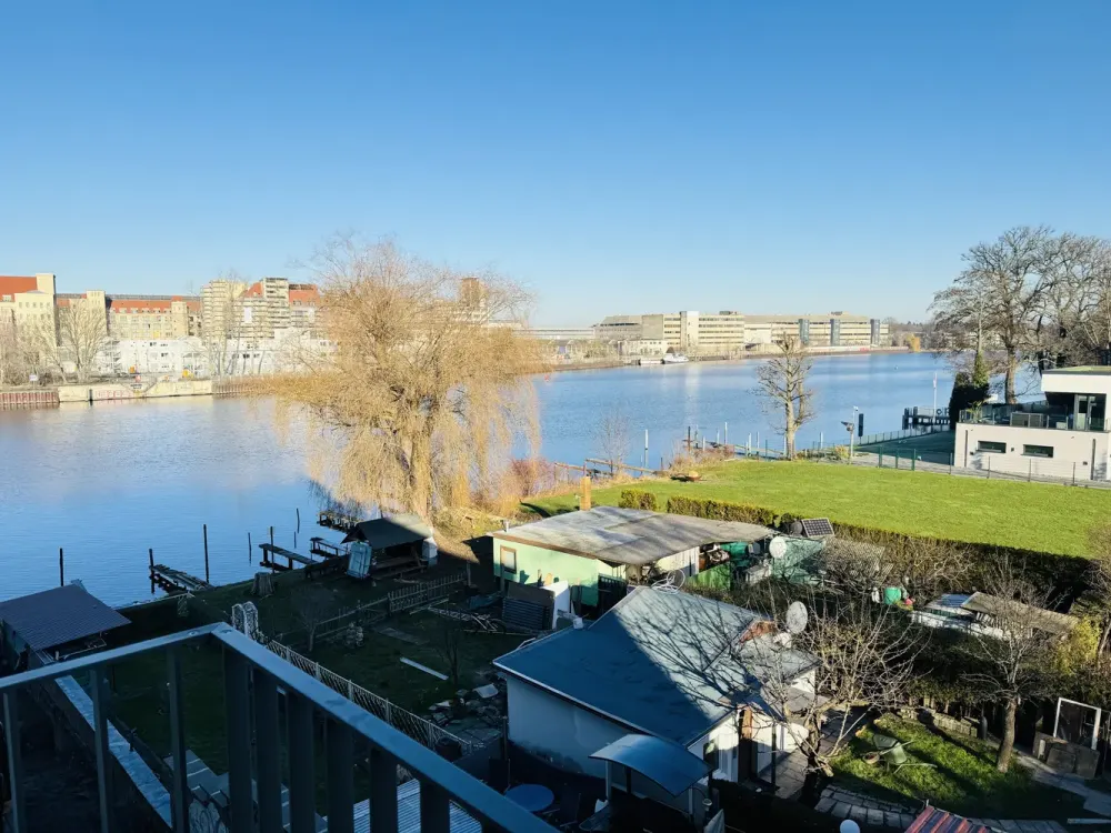 Wohnen mit besonderer Aussicht, 2-Zimmer-Wohnung an der Spree