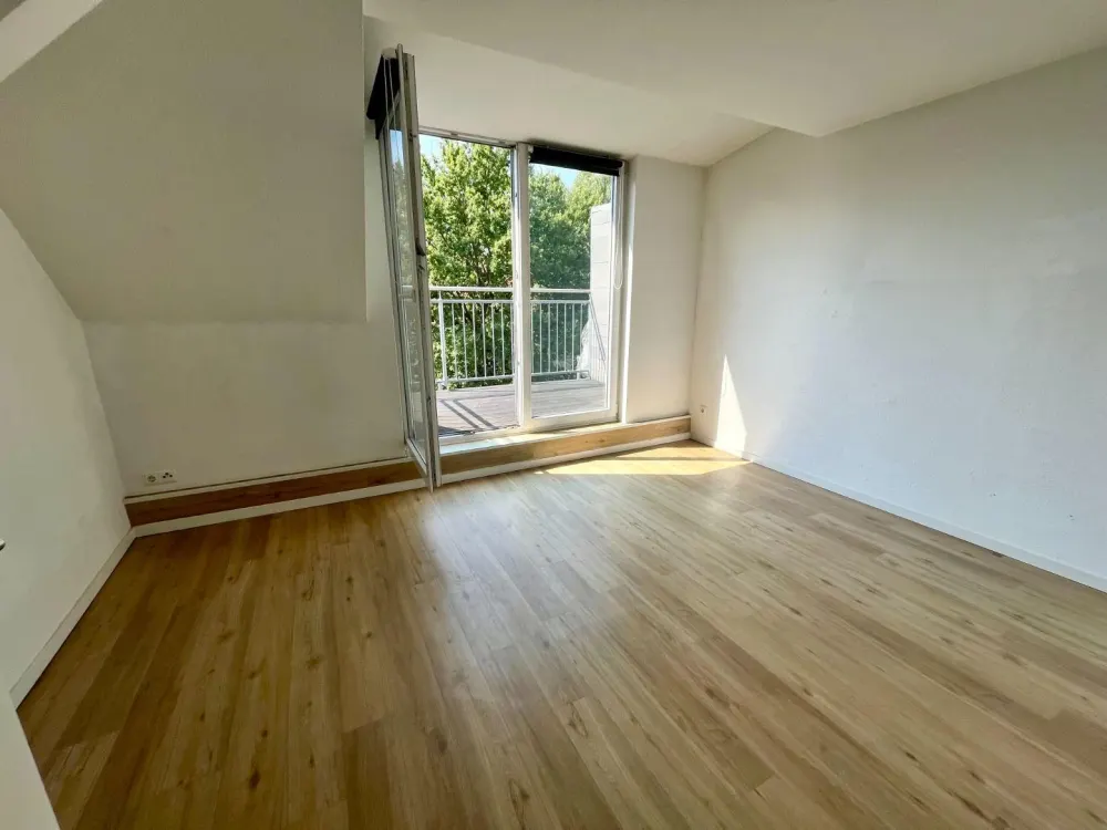 Dachgeschosswohnung mit Einbauküche und Dachterrasse in Stöcken zu vermieten!