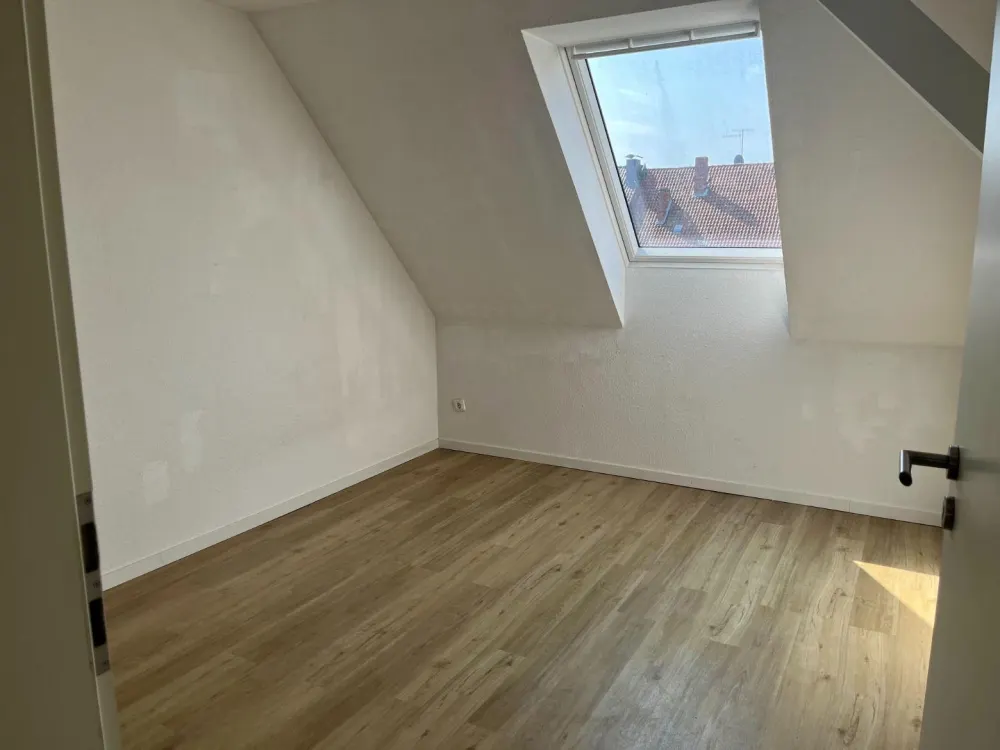 Dachgeschosswohnung mit Einbauküche und Dachterrasse in Stöcken zu vermieten!