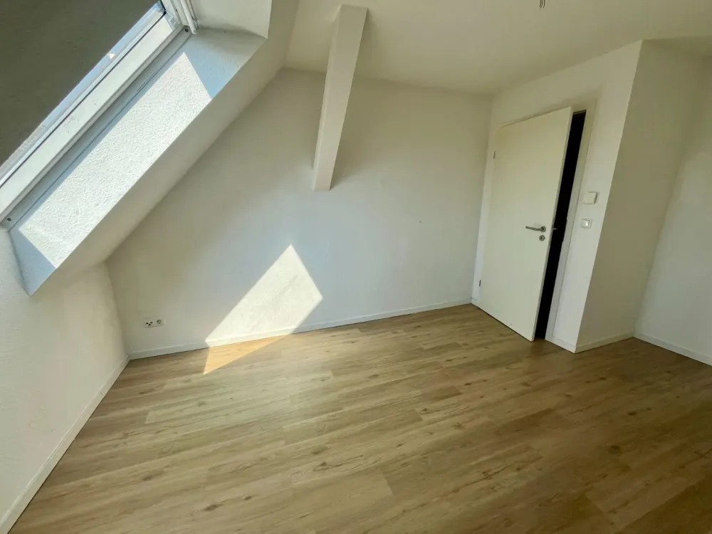 Dachgeschosswohnung mit Einbauküche und Dachterrasse in Stöcken zu vermieten!