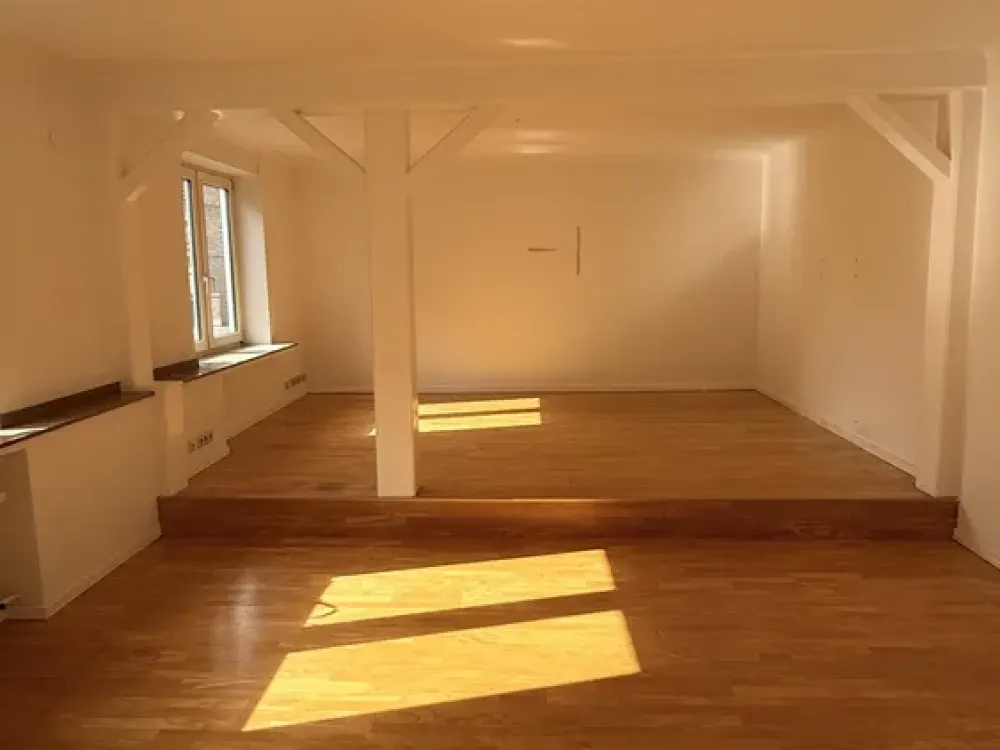 Lichtdurchflutete 4-Zimmer-Wohnung mit großer Dachterrasse in begehrter Lage direkt am D-Marktplatz!