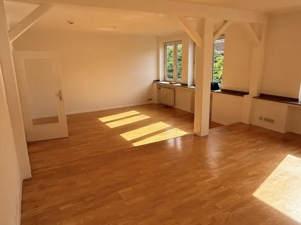 Lichtdurchflutete 4-Zimmer-Wohnung mit großer Dachterrasse in begehrter Lage direkt am D-Marktplatz!