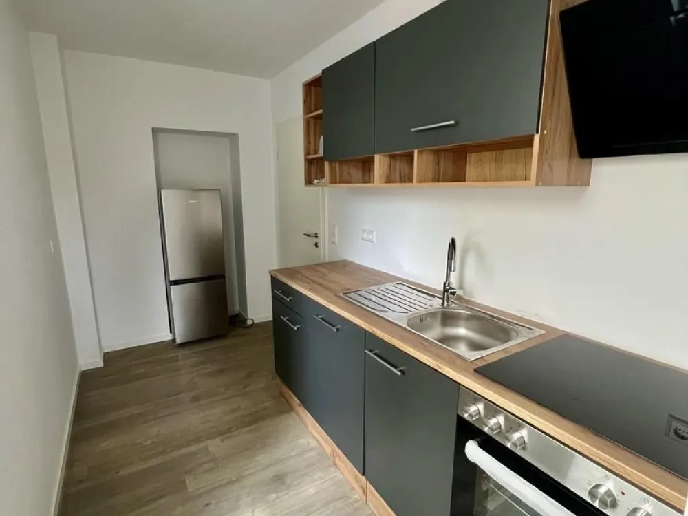 Frisch renoviert: Moderne 2-Raum-Wohnung | Einbauküche | großer Balkon