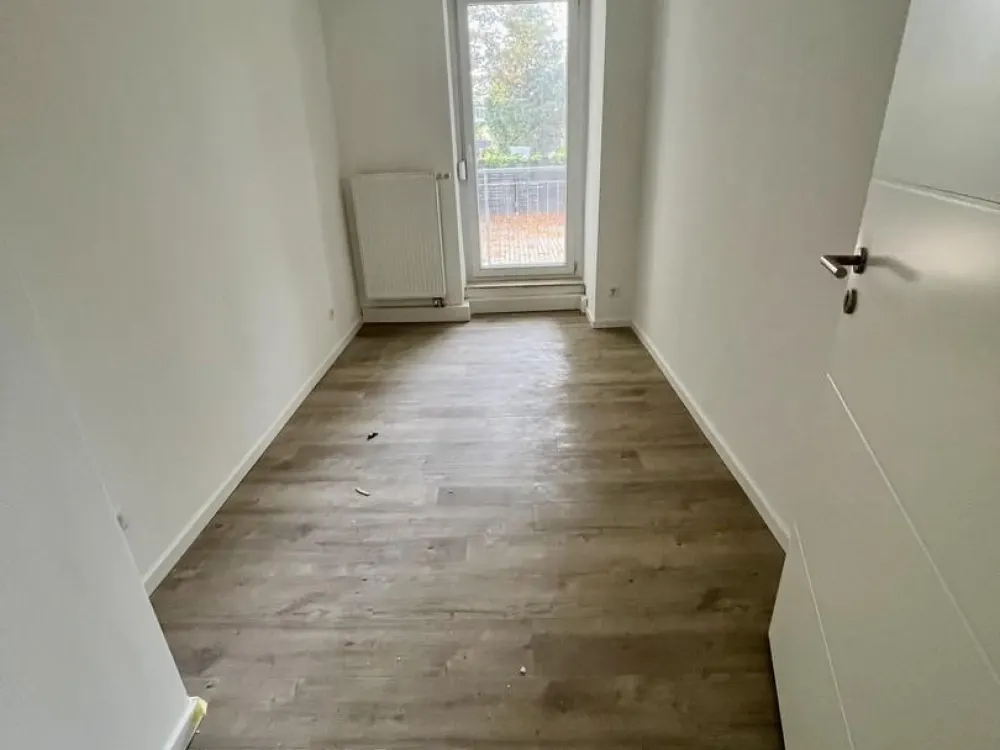 Frisch renoviert: Moderne 2-Raum-Wohnung | Einbauküche | großer Balkon