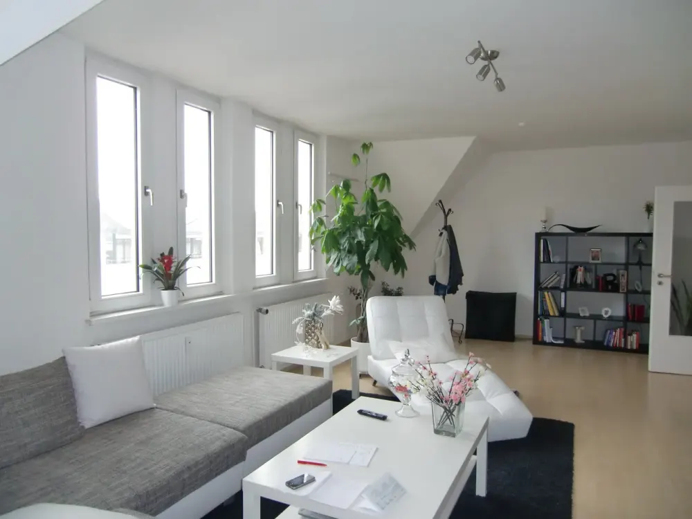 3-Room City Apartment in Attractive Style Building with Excellent Transport Connections!
