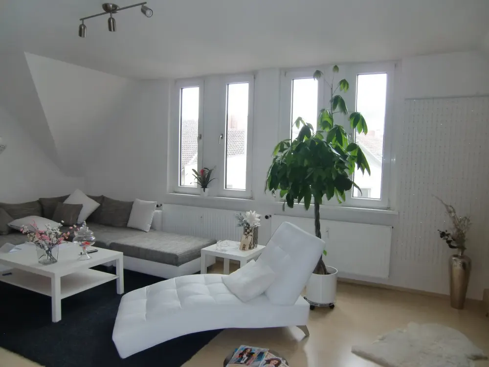 3-Room City Apartment in Attractive Style Building with Excellent Transport Connections!