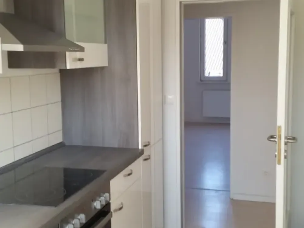 3-Room City Apartment in Attractive Style Building with Excellent Transport Connections!