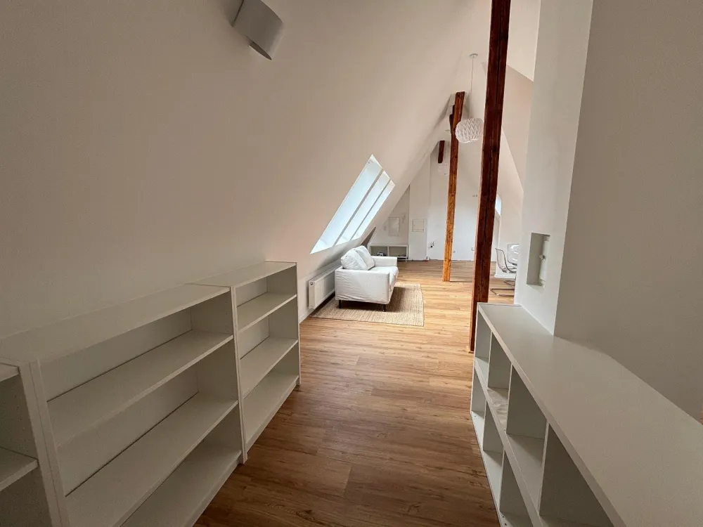 Helle, möblierte Dachgeschosswohnung nach hochwertiger Kernsanier