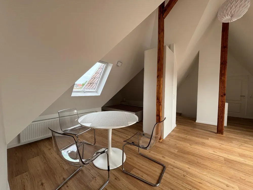Helle, möblierte Dachgeschosswohnung nach hochwertiger Kernsanier