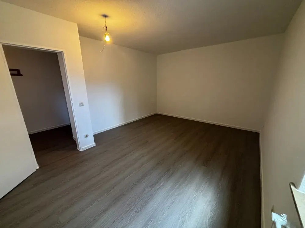Centrally Located Spacious 2-Room Apartment with 2 Balconies