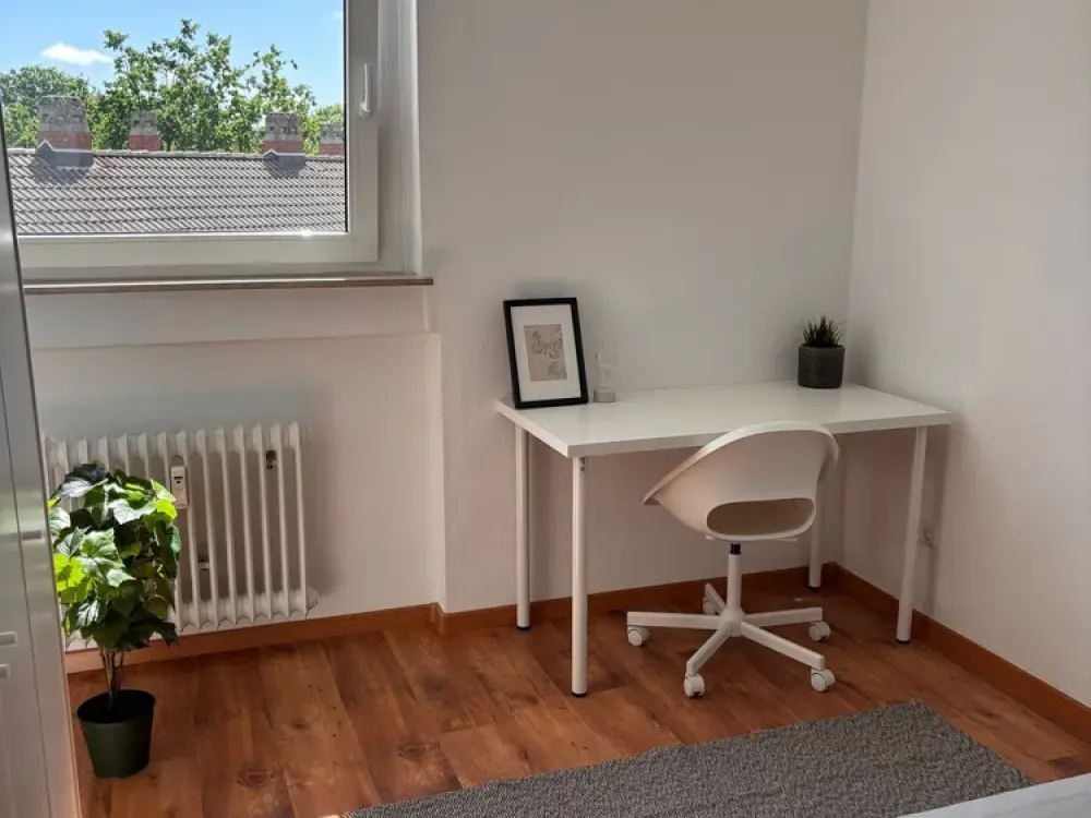 🏠 Ein freies Zimmer in moderner 4er-WG, saniert, möbliert & bezugsfertig