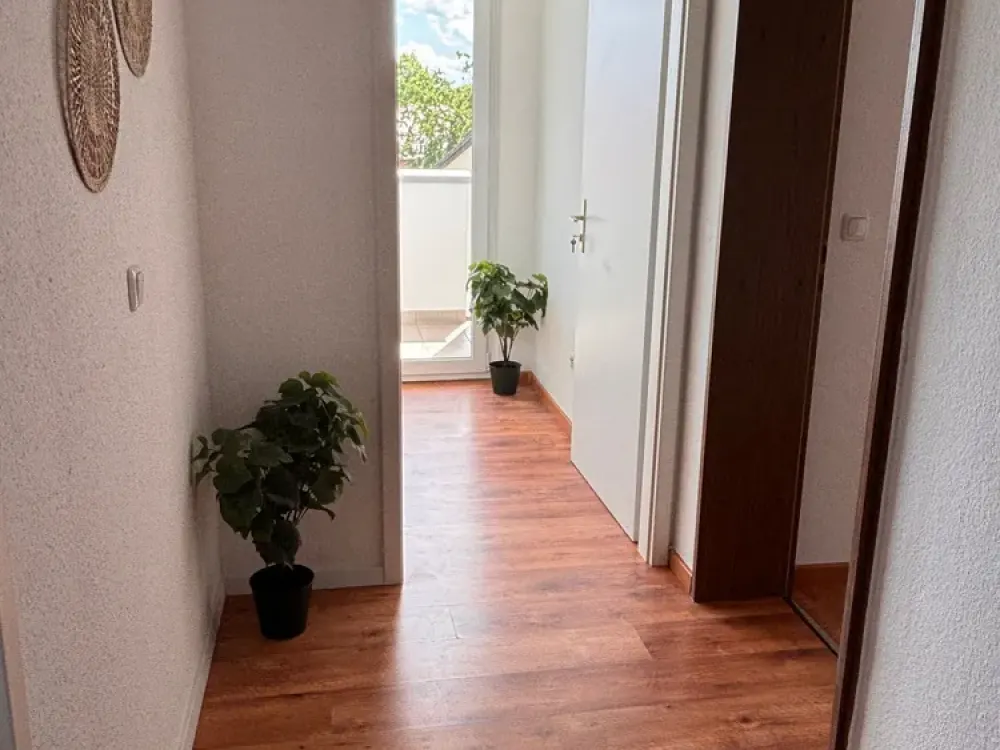 🏠 Ein freies Zimmer in moderner 4er-WG, saniert, möbliert & bezugsfertig
