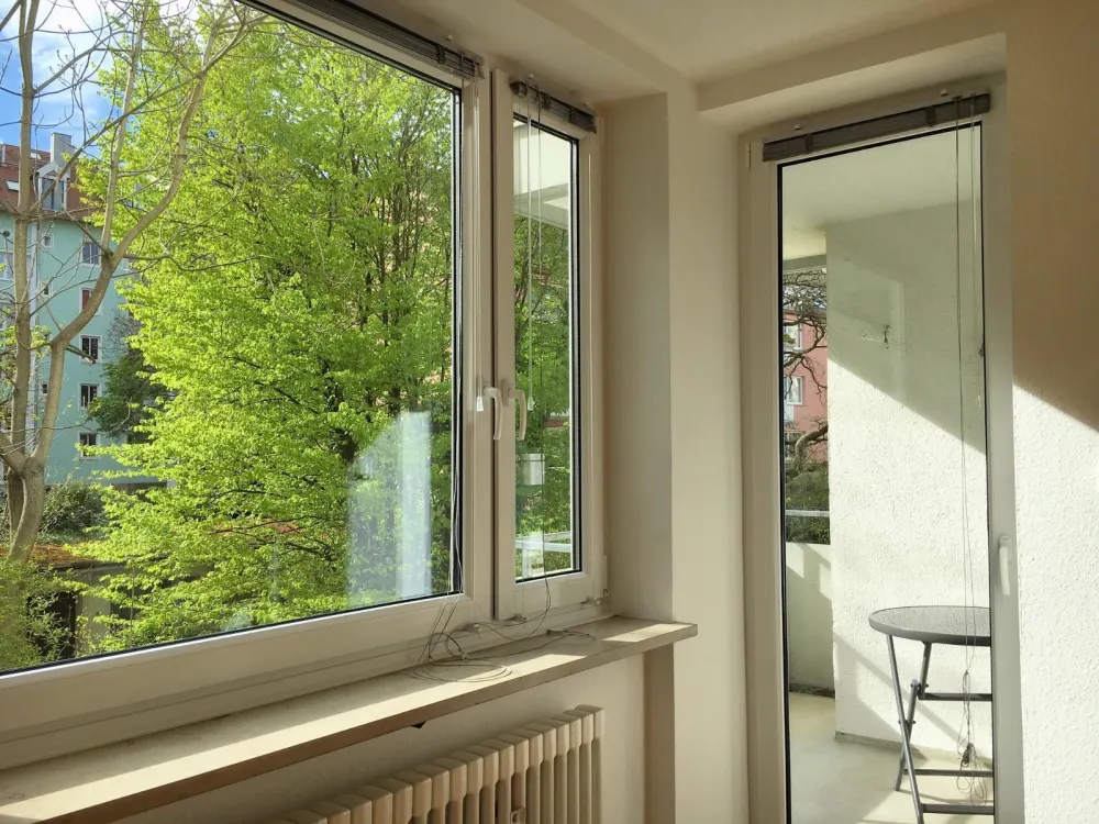 Prime Location Maxvorstadt: Quiet 1.5-Room Apartment with Elevator & Balcony
