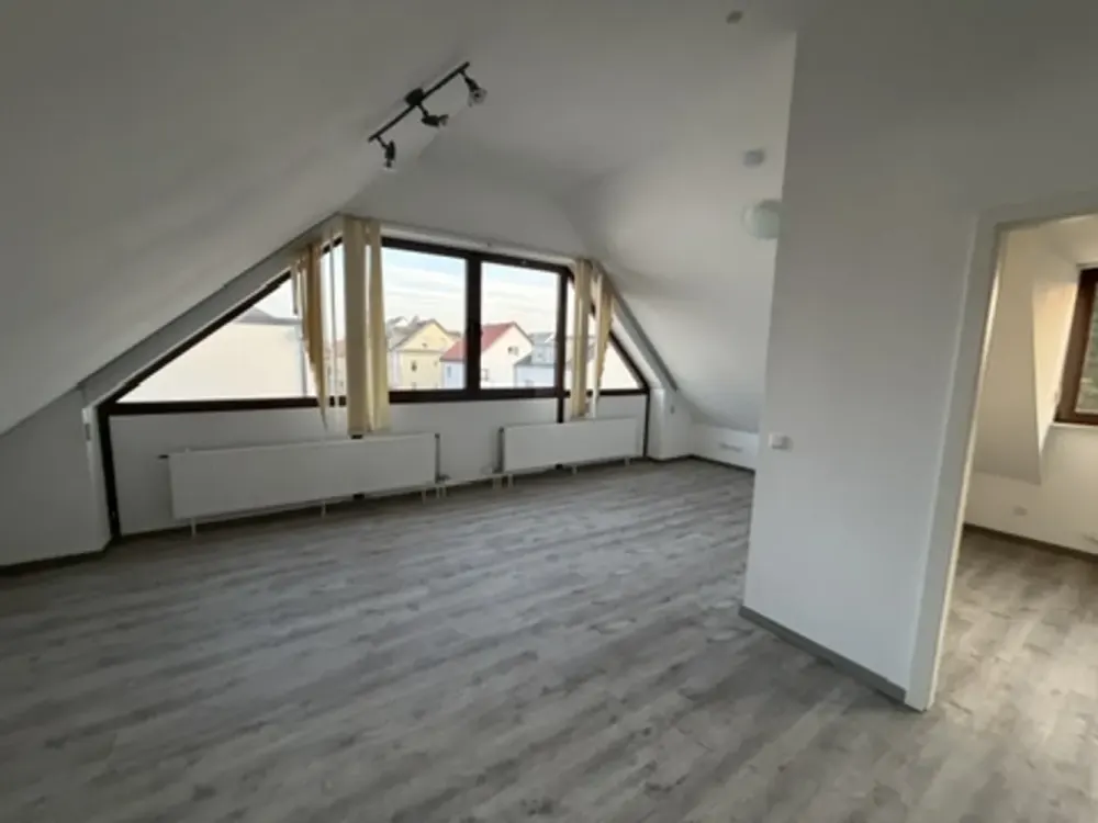 sanierte Wohnung mit Einbauküche und großem Balkon