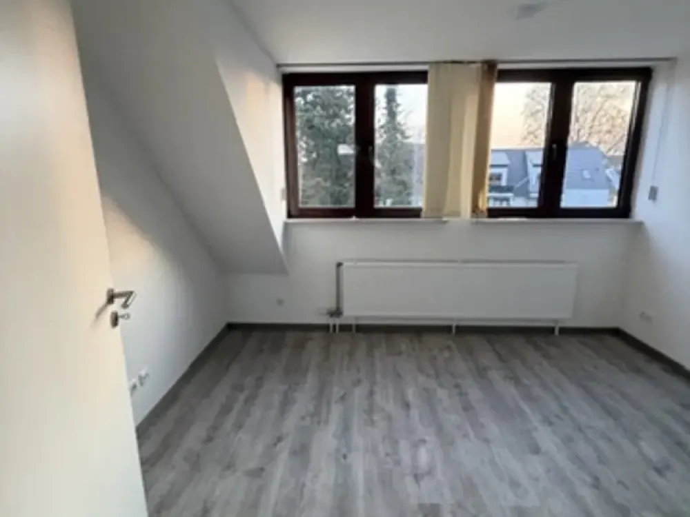 sanierte Wohnung mit Einbauküche und großem Balkon