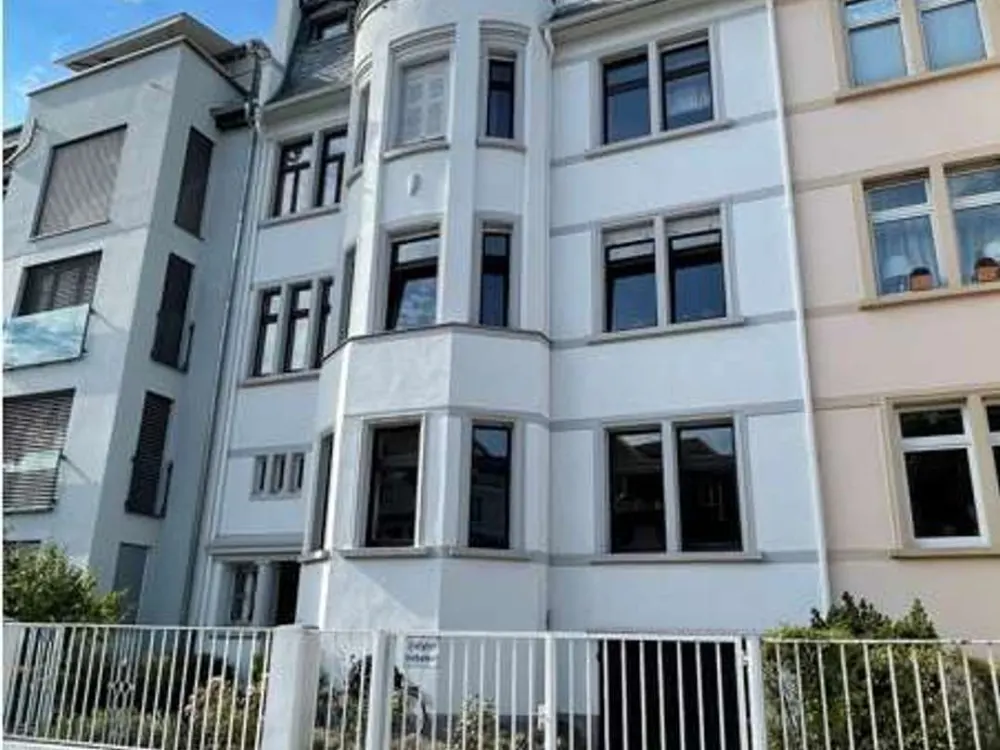 HOLZHAUSENVIERTEL: "Laufnähe Goethe Uni & School of Finance" 1 Möbliertes Zimmer in 4er WG!